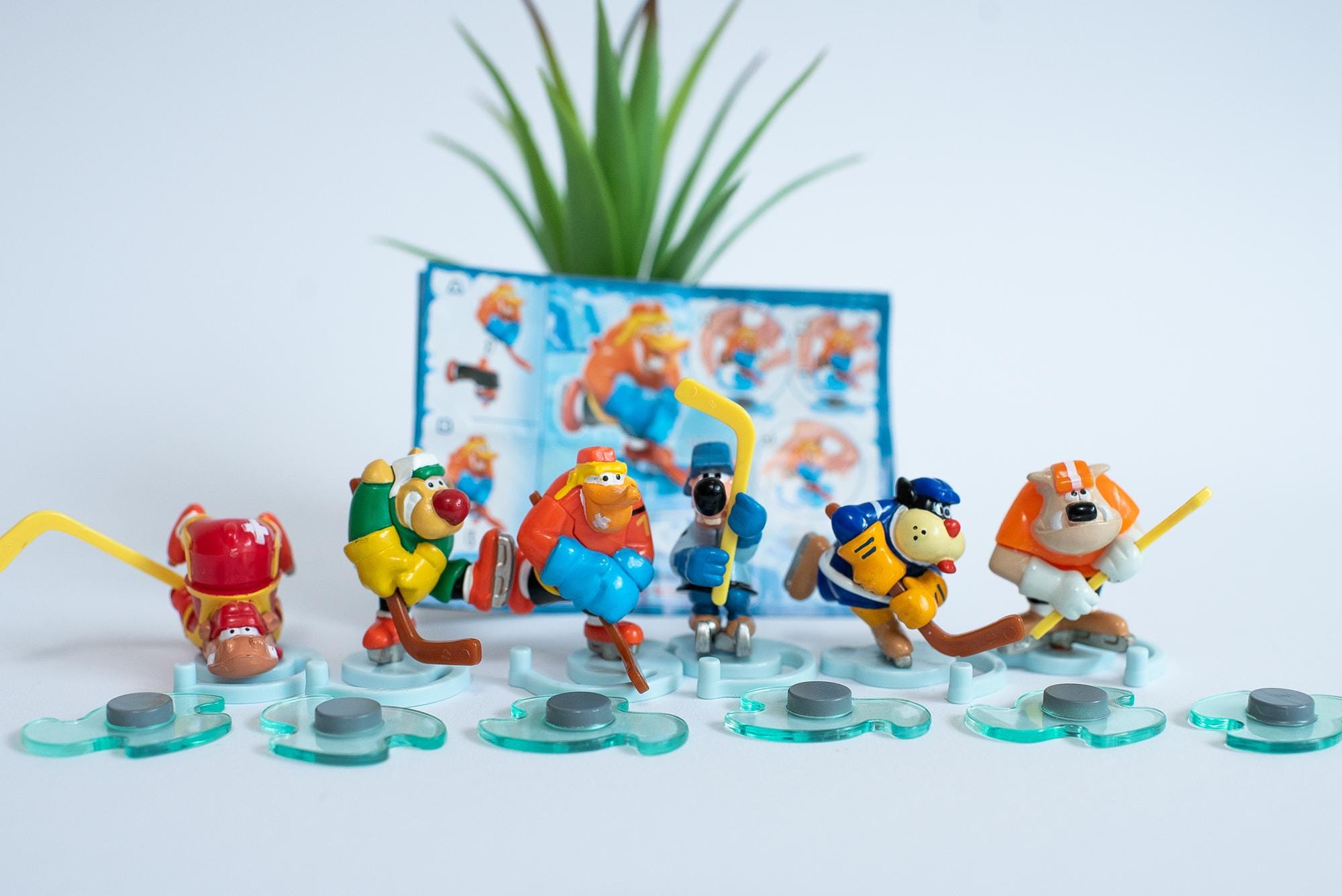 Ferrero Kinder Surprise Vintage Magic Sport Token Figurines Hockey