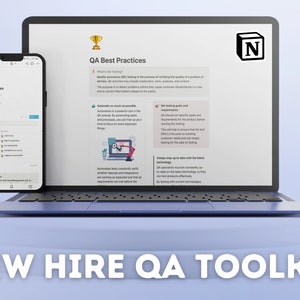 Pode incluir: Um computador portátil com uma tela azul exibindo um documento intitulado "QA Best Practices" com um ícone de troféu dourado. Um smartphone com uma tela branca exibindo um documento intitulado "Test Cases" está na frente do laptop. O laptop e o smartphone estão em uma superfície azul claro. O texto "NEW HIRE QA TOOLKIT" é exibido em letras brancas na parte inferior da imagem.