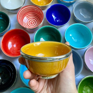 PICCOLA ciotola per snack in ceramica con rivestimento in argento, realizzata a mano in Marocco, perfetta per snack, dessert e antipasti.