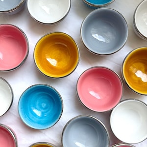 Mini bol de cerámica con borde plateado, hecho a mano en Marruecos. Perfecto para aperitivos, tapas y salsas.