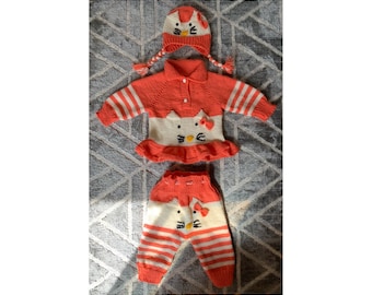 Handgebreide baby-outfit - 3-delige set Kitty Cat Miow Coral en Wit voor pasgeborenen, baby's, kinderen - Maatwerk en personalisatie beschikbaar