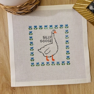 Silly Goose handgetekende canvas met naaldpunt - 18 count mesh | 4,5 x 4,5 inch | Woondecoraties | Handgemaakt cadeau