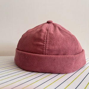 8 Farben Solid Color Brimless Beanie Docker Cap, Sailor Hut, Retro Docker Caps mit gerollter Manschette, Verstellbare Hafenhüte, Unisex Rosa