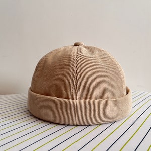 8 Farben Solid Color Brimless Beanie Docker Cap, Sailor Hut, Retro Docker Caps mit gerollter Manschette, Verstellbare Hafenhüte, Unisex Beige