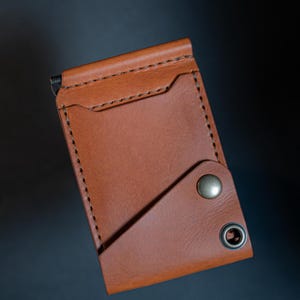 El Atticus. Billetera plegable de cuero con clip para billetes.