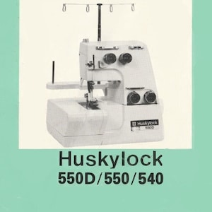 Könnte beinhalten: Eine weiße Huskylock 550D/550/540 Overlock-Nähmaschine mit einer schwarzen Bedienungsanleitung und dem Text "INSTRUCTION MANUAL GEBRAUCHSANWEISUNG".