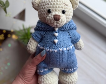Handgjord plyschnalle i denim-sparkdräkt med hjärtan | Virkad amigurumibjörn | Mjuk babypresent | Barnrumsdekor | 30 cm