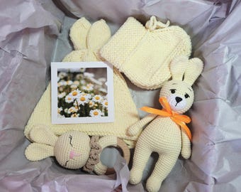 Panier neutre pour bébé lapin : bonnet tricoté + chaussons, hochet lapin et jouet. Cadeau personnalisé pour nouveau-né, cadeau pour maman, félicitations pour bébé