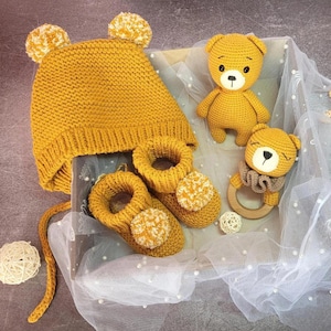 Conjunto de regalo de osito de peluche para recién nacido: gorro y patucos de punto, osito de ganchillo y sonajero, regalo para baby shower, conjunto neutro para volver a casa, de 0 a 6 meses