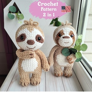 Puede incluir: Dos juguetes de perezosos de ganchillo en tonos marrón y crema. Los perezosos tienen ojos marrones oscuros y sostienen una ramita de hojas verdes. La imagen incluye el texto "Crochet Pattern 2 in 1" y una pequeña bandera estadounidense.