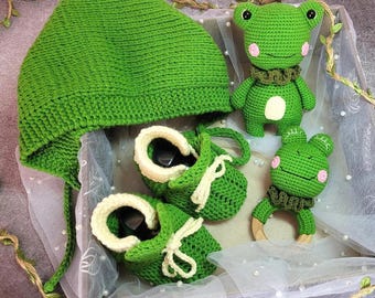 Conjunto de regalo de rana para bebé de 2 a 6 meses: gorro y patucos de punto, rana de ganchillo y sonajero para recién nacido. Conjunto de regalo hecho a mano para volver a casa.