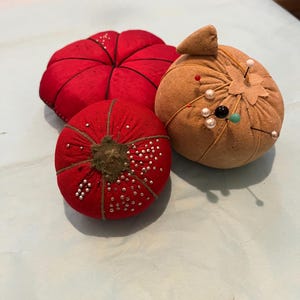 Nice vintage pincushions-set of 3
