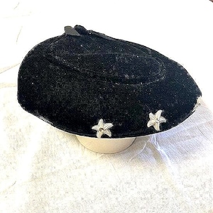Fabulous 1950s vintage women's velvet hat with starfish + rhinestone decoration. image 1
