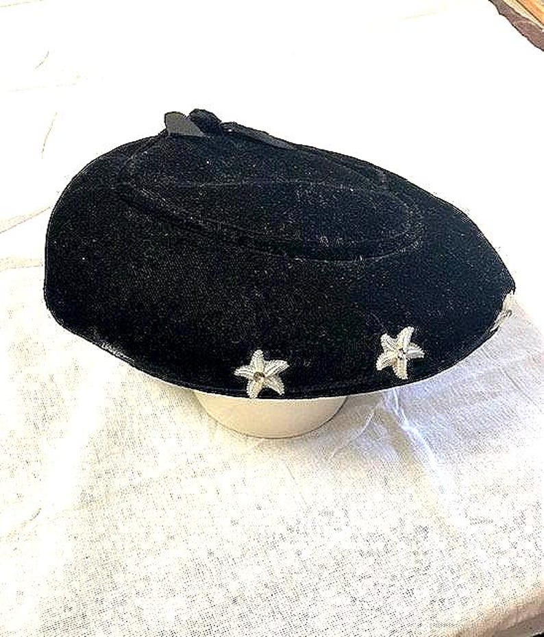 Fabulous 1950s vintage women's velvet hat with starfish + rhinestone decoration. image 1