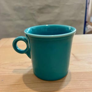 Fiesta ware classic coffee mug in your choice of teal blue or bright green Blå