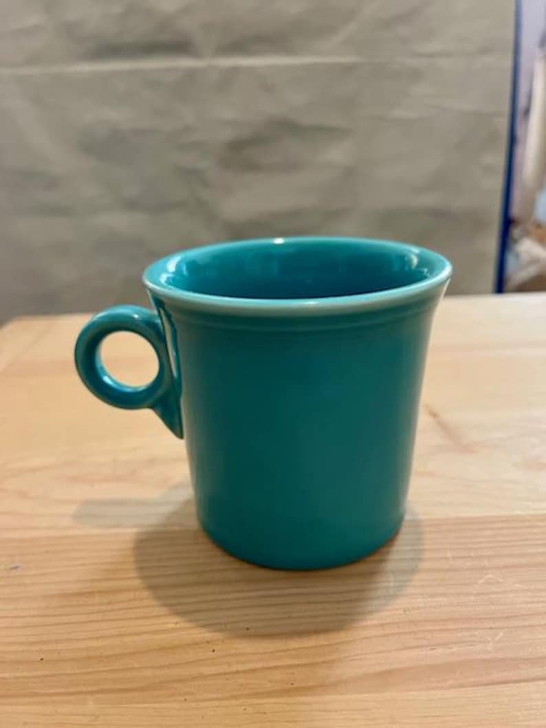 Fiesta ware classic coffee mug in your choice of teal blue or bright green Blå