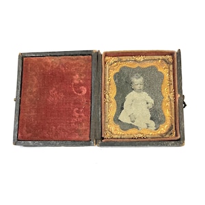 Lovely Victorian daguerreotype of baby in original complete case