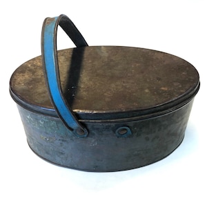 Neat vintage distressed rustic tin lunchbox.