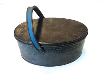 Neat vintage distressed rustic tin lunchbox.