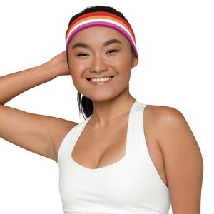 Fascia per capelli morbida ed elastica con scritta "Lesbian Pride", comoda e traspirante, perfetta per la comunità del tramonto, abbigliamento per l'allenamento e per gli amanti del queer. immagine 2