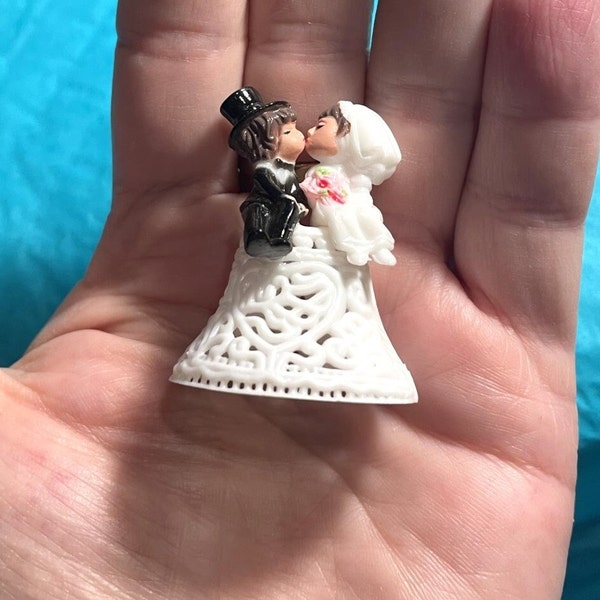 Vintage Wedding Cake Topper, Kissing Couple Cake Topper Centerpiece , Mini Wedding cake topper Centerpiece , Wedding Favor