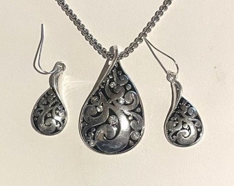 Silver Filigree Pear Shape Necklace and Matching Earrings , Teardrop Pendant and Earrings Set , Silver