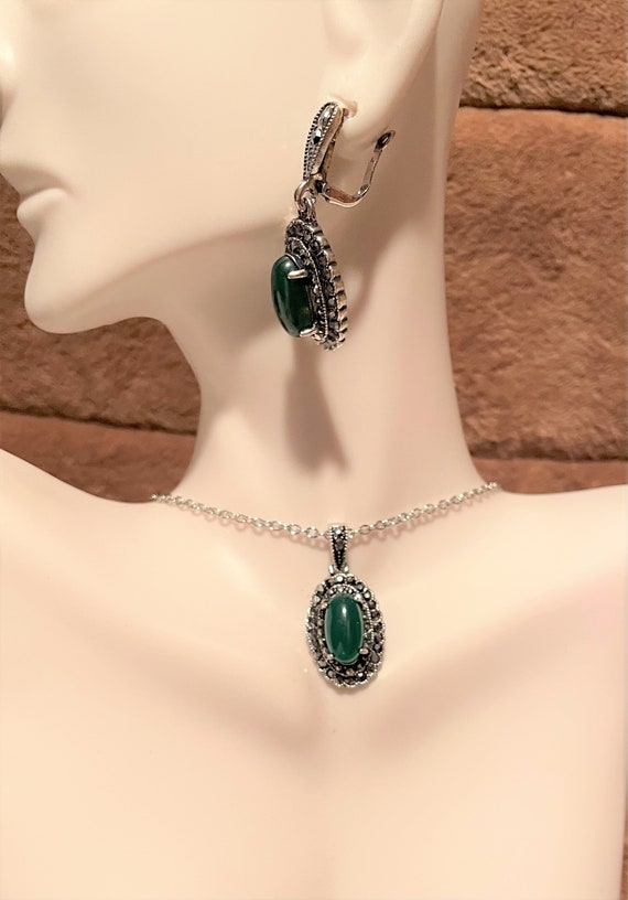 Green Crystal Stone Oval Pendant Necklace & Earrin