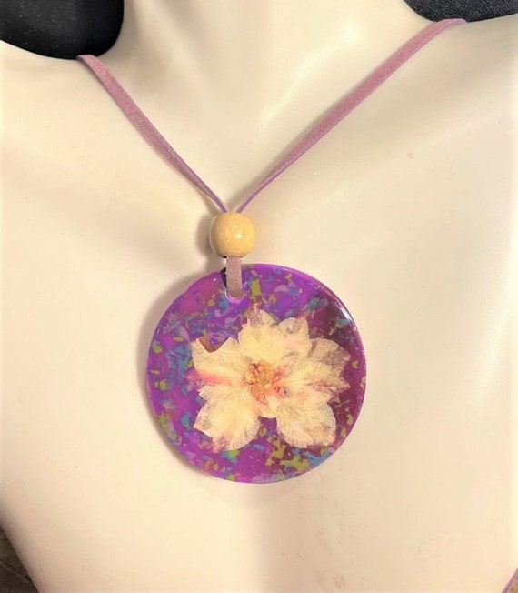 Floral Round Shell Disc Reflections Pendant Neckl… - image 2