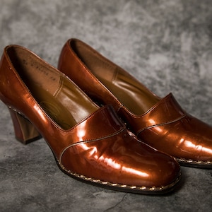 NIB 1960s Johansen Patent Leather Copper Heel Pump Gold Metallic Size 6