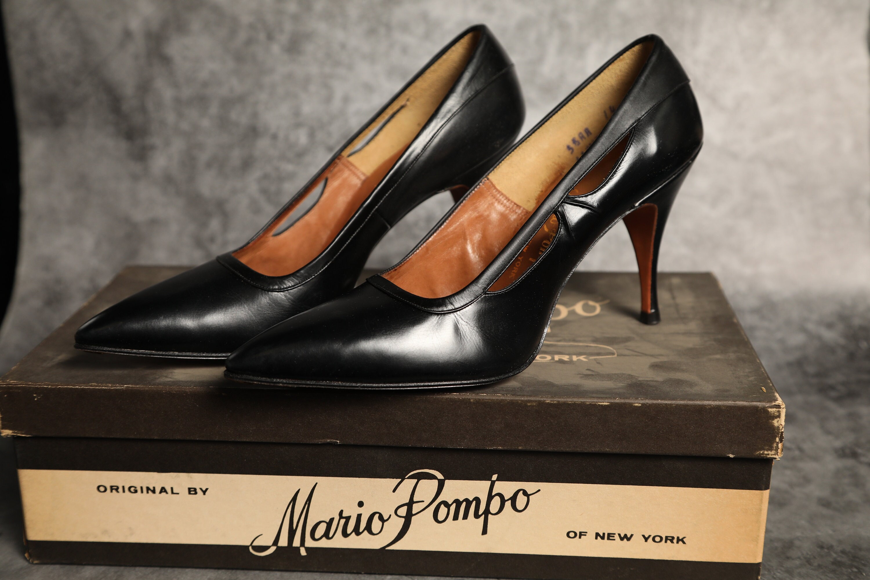 1960s NWB Deadstock Mario Pompo Brown Cut Out Pointed Heels Shoes