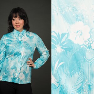 1970s Blue Floral Poly Button Up Top de Nikki - Grande, Extra Grande, 1x