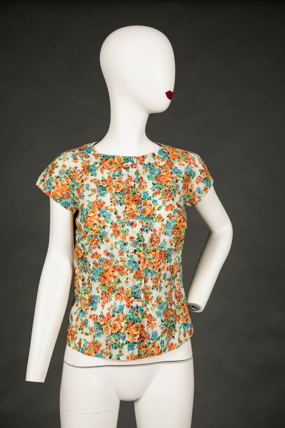 1940s White Top Floral Orange Blue Red Green Butt… - image 2