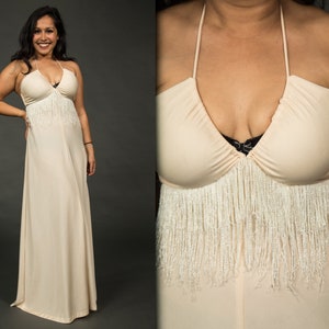 Jaren 1970 Ryan Keith Beige Maxi Halter Open Back Jurk w Fringe - Klein