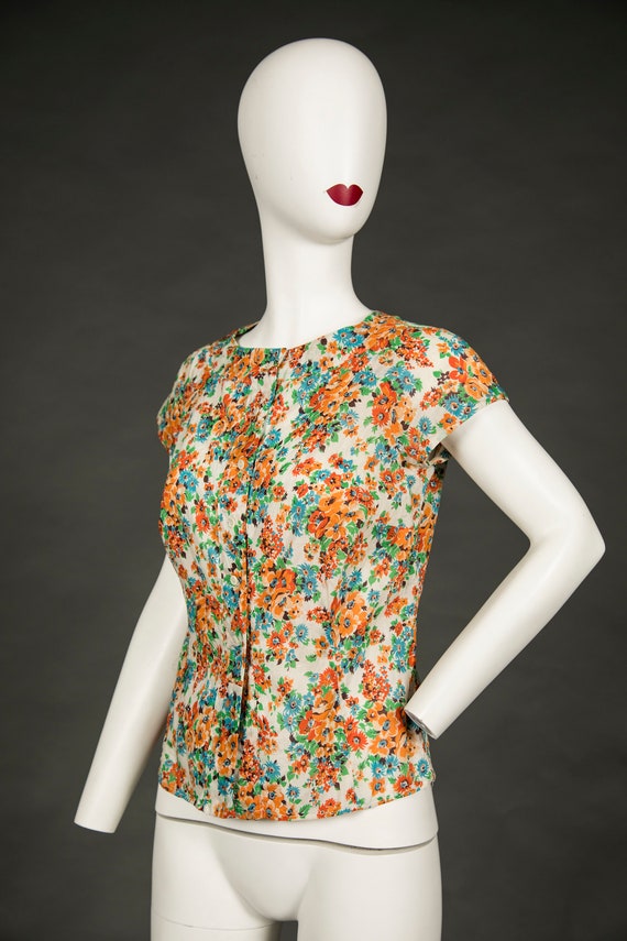 1940s White Top Floral Orange Blue Red Green Butt… - image 3