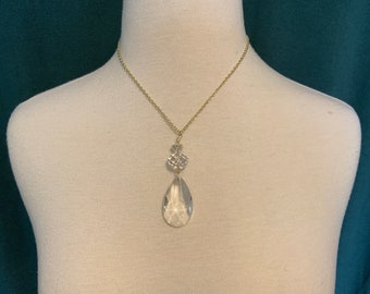 Collar con colgante de cristal de araña transparente