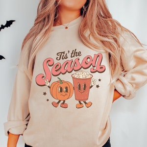 季節のパンプキン スパイス ラテ スウェットシャツ、パンプキン フォール クルーネック、コーヒー フォール スウェットシャツ、サンクスギビング セーター、ハロウィン スウェットシャツ