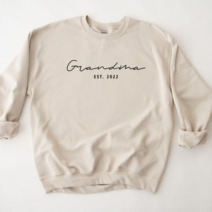 Oma Sweatshirt, Oma Geschenk, Oma Geschenk, Neue Großmutter Geschenk, Gefördert zur Oma, Personalisiert Crewneck, Geschenk von Omas