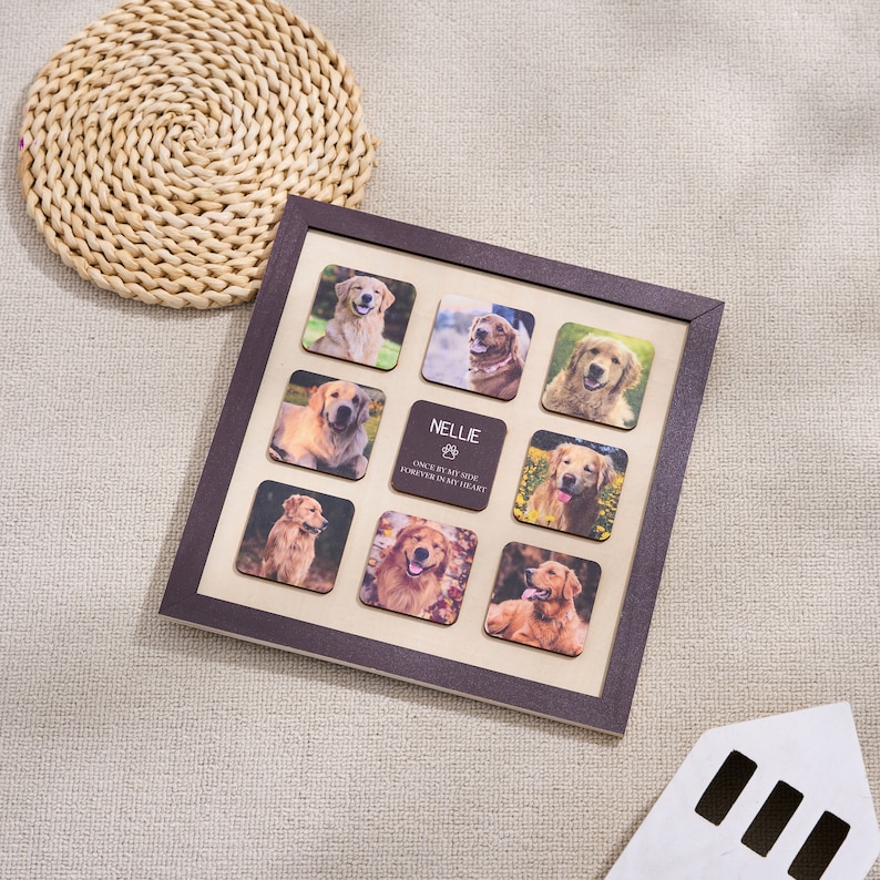 Puede incluir: Un collage de fotos enmarcado en marr&oacute;n con nueve im&aacute;genes de un golden retriever. El marco rodea un interior beige claro. El cuadrado central est&aacute; inscrito con el nombre "Nellie" y el texto "Once by my side, forever in my heart."