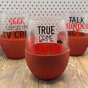 Könnte beinhalten: Drei rote Glitzer-Weingläser mit schwarzem Text. Das erste Glas sagt "Shhh... Ich löse TV-Krimis". Das zweite Glas sagt "True Crime Queen" mit einer Krone. Das dritte Glas sagt "Reden wir über Mord mit mir".