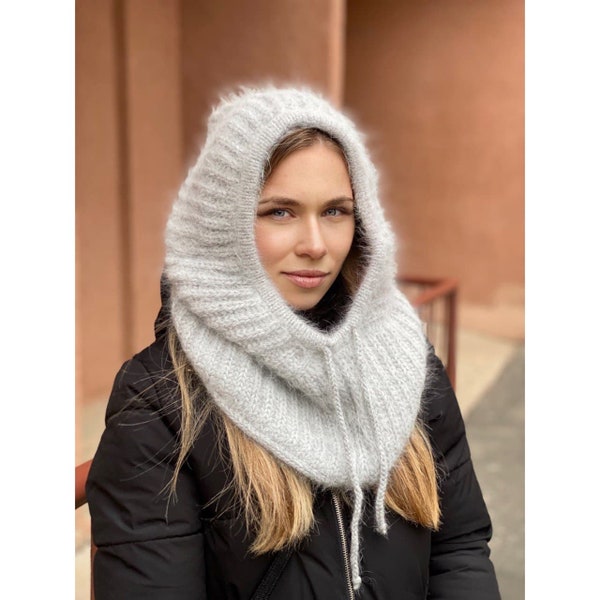 Foulard à capuche en tricot, capuche tricotée chaude, capuche douce d’hiver, chapeau moelleux angora, capuche contemporaine tricotée à la main, cadeau pour elle