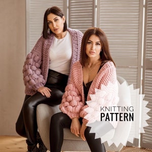 Puede incluir: Dos mujeres con cárdigans de punto rosa y morado con mangas grandes y abullonadas. Los cárdigans están abiertos por delante y tienen un corte holgado. El texto "Knitting Pattern" está superpuesto a la imagen.
