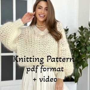 Könnte beinhalten: Ein cremefarbener Strickpullover mit offenem Gewebe und langen, voluminösen Ärmeln. Der Text "Knitting Pattern pdf format + video" ist in Schwarz dargestellt. Das Model trägt einen weißen Faltenrock und eine Perlenkette.
