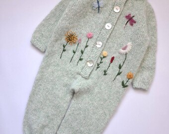 Blommigt broderad babysparkdräkt pistagegrön, babyflickaoutfit 12 månader för fotografering eller present, handgjord stickad jumpsuit i alpackablandning