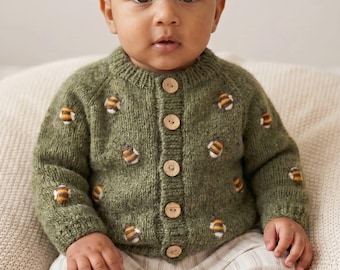 Cárdigan verde para bebé niño bordado con abeja, regalo para recién nacido, ideal para el hospital o para uso diario, suéter de alpaca tejido a mano estilo cottagecore.