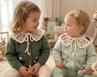 Floral gestickte Baby Strickjacke mit Kragen, Einzigartiges Tochter Geschenk, handgemachter Alpaka Strick Kleinkind Pullover