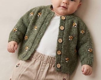 Sweterek dla niemowląt z haftem pszczół, zielony ubranko dla dziewczynki na co dzień lub na prezent, ręcznie robiony sweterek z alpaki