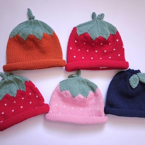 Gorro de algodão e lã merino com estampa de frutas, abóboras e morangos, com desenhos de morango e mirtilo.