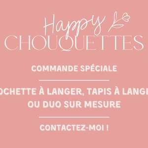 Peut inclure: Fond rose avec du texte blanc qui dit "Happy CHOUQUETTES" avec un petit motif floral. Le texte ci-dessous dit "COMMANDE SPÉCIALE" avec une ligne en dessous. Le texte ci-dessous dit "POCHETTE À LANGER, TAPIS À LANGER OU DUO SUR MESURE" avec une ligne en dessous. Le texte en bas dit "CONTACTEZ-MOI!"