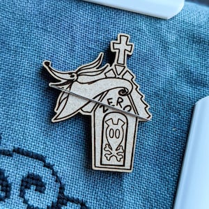 Zero Headstone Wood Magnetic Needle Minder: Embroidery Needle Keeper