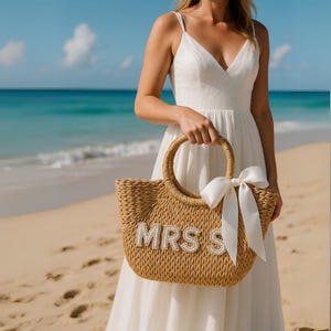 Bride Customized Straw Bags, Personalized Wedding Guest Gift, Monogrammed Bridal Shower Bags,Custom Beach Bag, Straw tote, Straw handbag